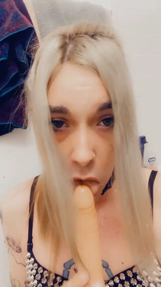 Beautiful Rocker Girl Shows Off Her Sexiness