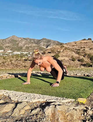 Milf topless doing push ups 😘
