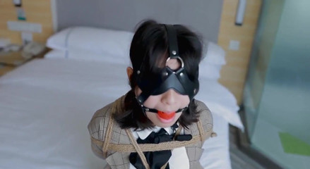 Hui09 – a White-stockinged Jk Girl Is Bound to the Bed with Ropes.