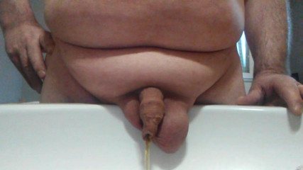 Ma petite bite pisse dans lavabo