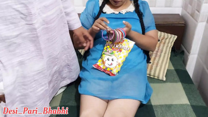 Jawaan Beti Ko Baap Ne Gift dene Ke Bhane Se Uski Garam Chut Ko Chod Kar Lal Kiya