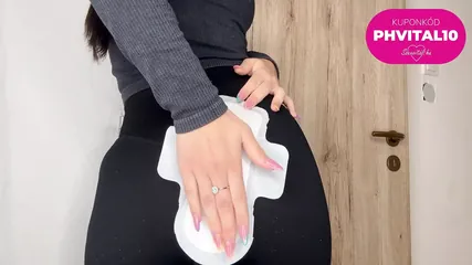 I masturbate in a maxi insert and I'm very wet.