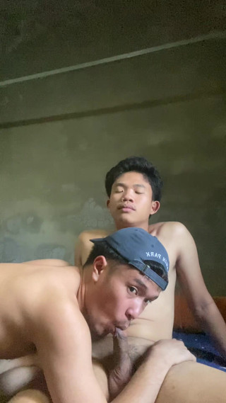 Filipínský twink kouří velký péro a polyká