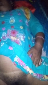 Bhabhi ne apni chut me mall under dalbaya