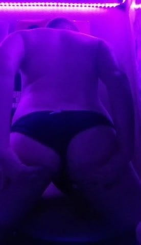 Sissy Tom dancing