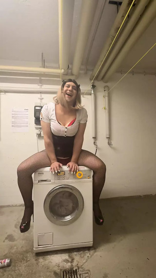 Sissy riding Dildo on Wasch Maschine thumbnail