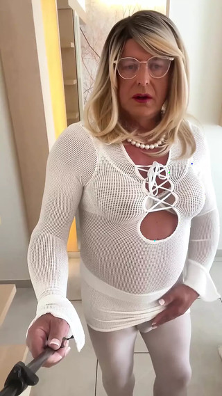 Amateur Crossdresser Kellycd2022 Sexy Milf On Holiday In White Seamless Pantyhose