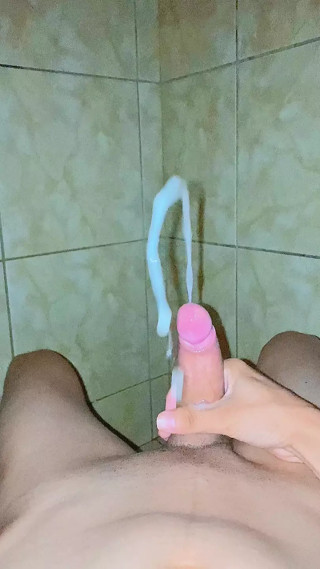 Brazilian boy masturbates and gives a super squirt of cum