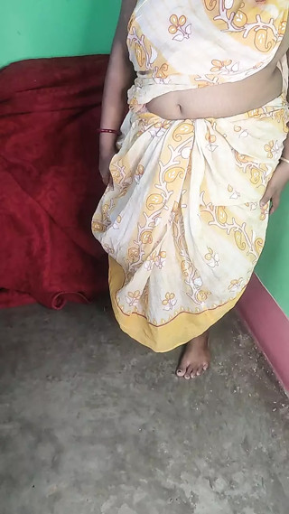 Indian horny Mommy pissing on the floor and squirting her pussy