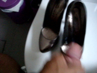 SILVER ROUND TOE FRIEND'S SHOES