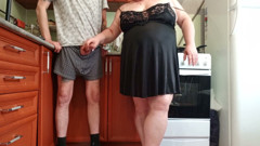Before Lunch, My Stepmom Jerks off My Dick to a Cumshot