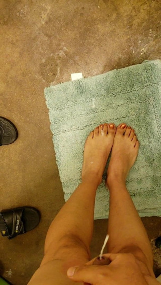 Bathroom Masturbation on feet and toes