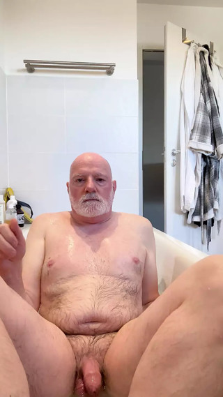 Bearstgt in bathtube