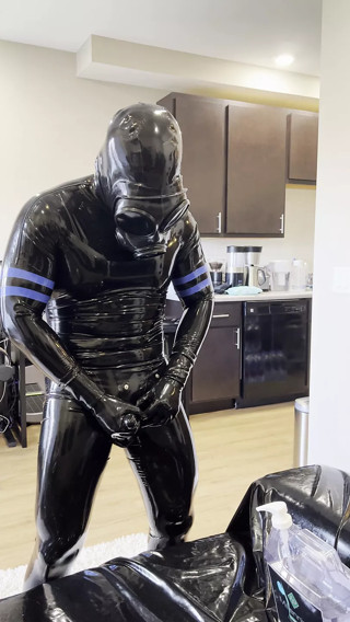Rubberdrone wank in latex toesocks