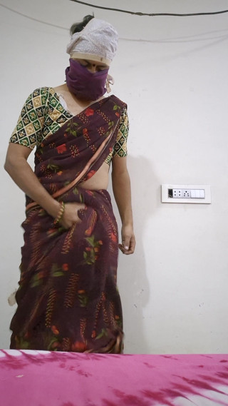 GAY CROSSDRESSER IN SAREE ROUGHLY INSERT BOTTLE IN HIS TIGHT ASS