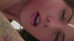 Hei&szlig;e Solo-Masturbation mit gr&uuml;nem Toy