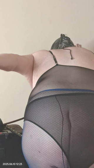 Fat TV spanks her own arse in pantyhose thumbnail