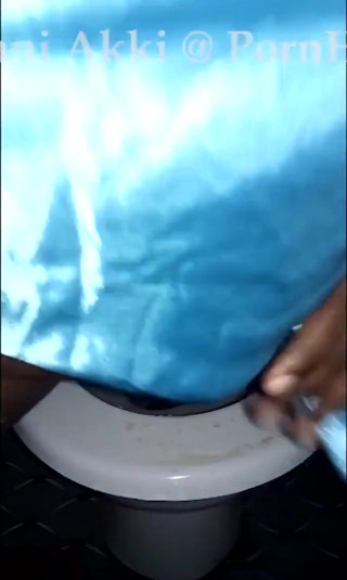 Sri Lankan MILF Peeing