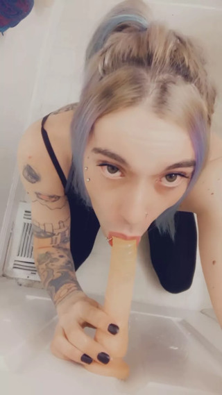 Super Cute Gym Bunny with Hot Legs Needs Sex