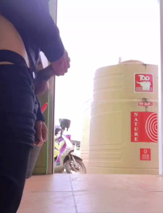 Secretly come to hand job in public restroom