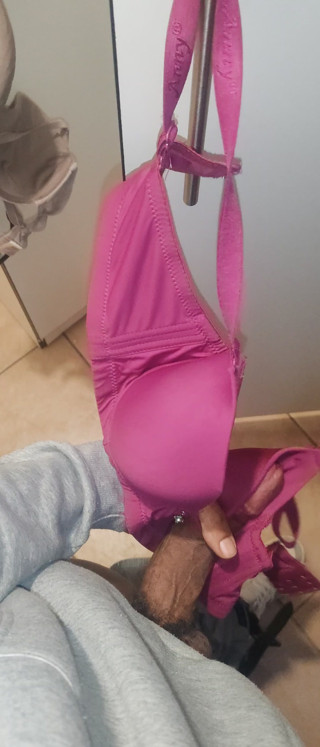 Cum in aunties beautiful pink bra thumbnail