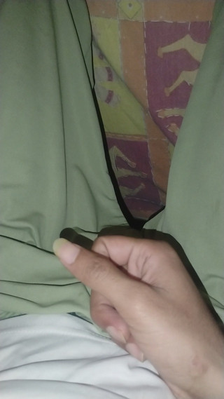 Masturbate by watching my hand