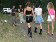 3 copines en bord de route