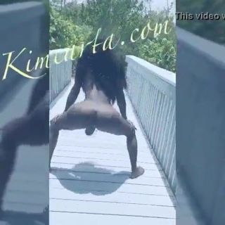 tranny twerking in broad daylight