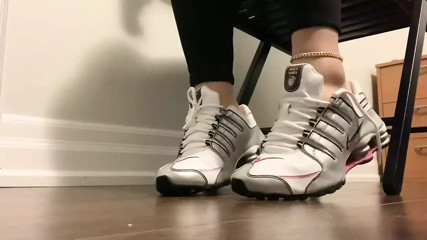 Nike Shox NZ Highlighter Shoeplay