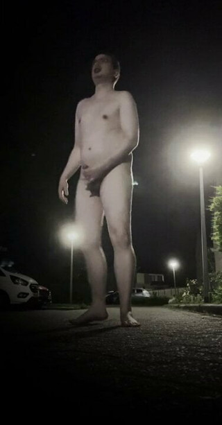 student Jasper naakt op straat spuiten