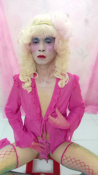 Oanh Le transgender wearing sexy clothes, pornography, gentle cock jerking is too happy
