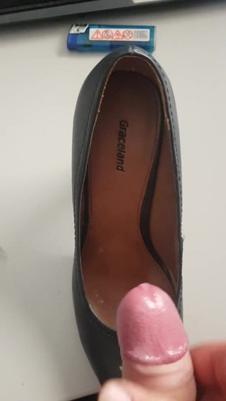Big cumshot on high heels pumps shoes