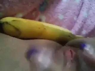 Arab slut masturbate with a big banana