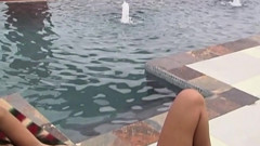 Sinnliche Masturbation am Pool