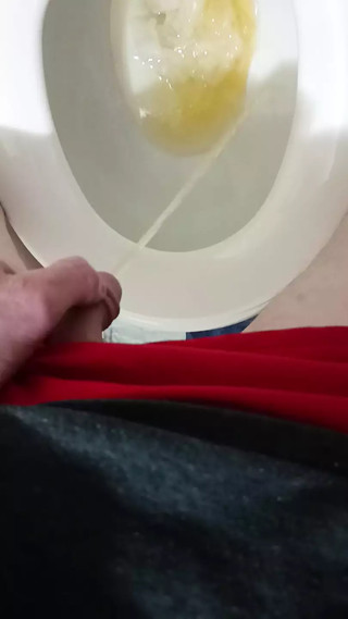 Peeing with you're sweet little Berry butt