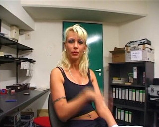 Erstesmal Solo vor der kamera Milf besorgt es sich selbst D