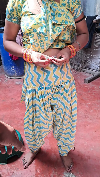 Indianhot body bhabhi xshika bathing