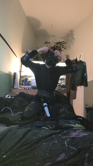 petsuit wiht hood weile vibed selfbondage