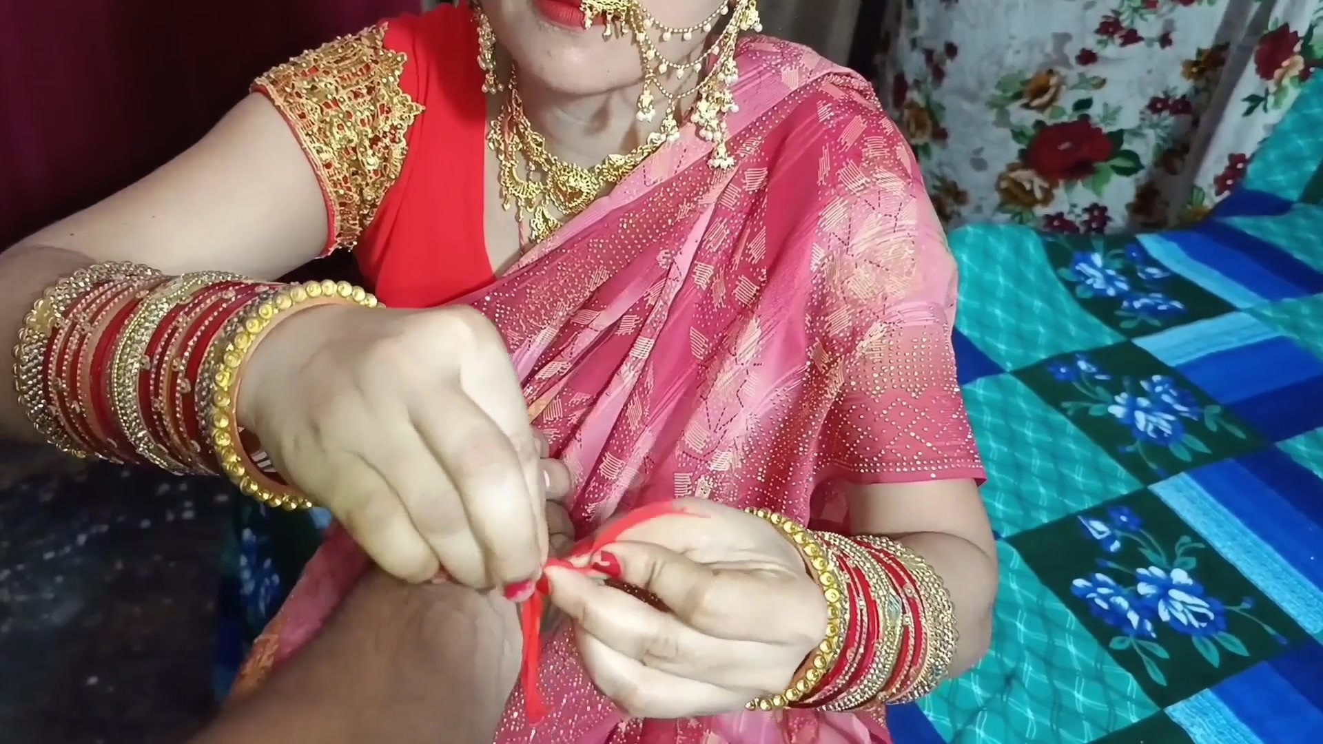 On Raksha Bandhan, stepsister tied Rakhi and showed bur in the gift.