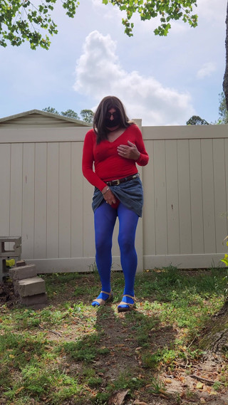 Gay cd outdoors. I cum in my pantyhose outfit. thumbnail