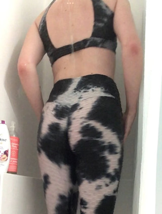 Post workout shower with scrunch leggings thumbnail