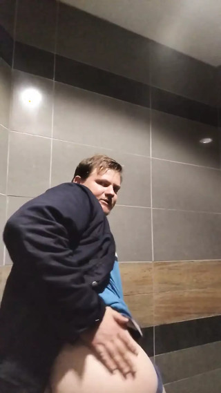 Jerking off in Public Toilet for Fans