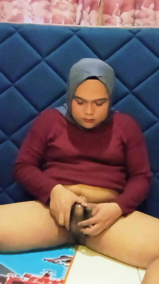 Beautiful Hijab Sissy Masturbates thumbnail