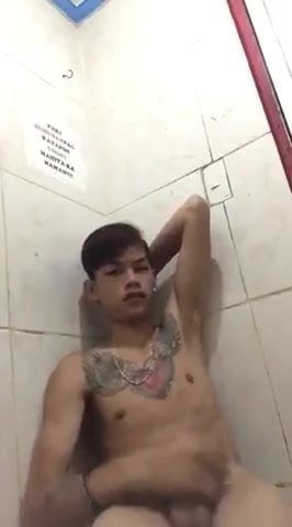 pinoy twink JO in bathroom for cam (1'49'')