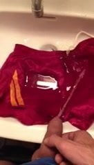 Piss in Masters Glanzshorts