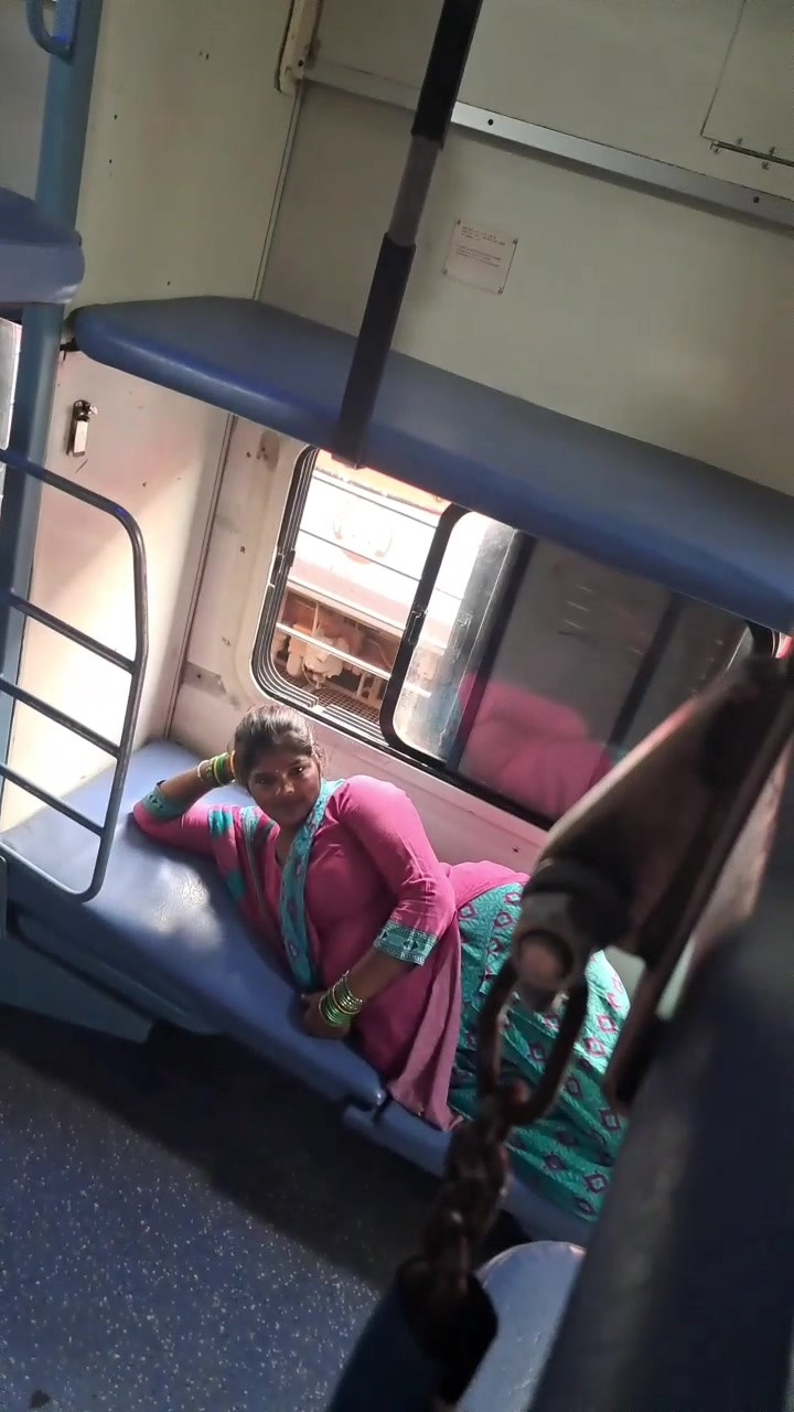 🥵DESI INDIAN TRAIN VALI BHABHI girl have sex with step brother Xxx , Desi Village Doggy style rough hardcore College girl tig