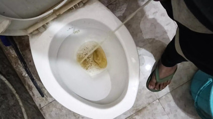 Peeing in toilet with clear audio