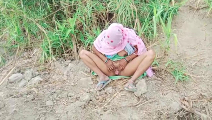 village bhabhi ko kheto me chudai kiya devar ne