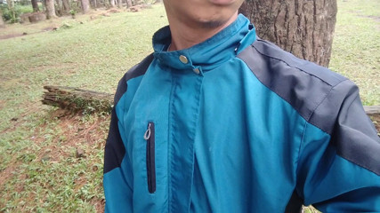 Walking to natural tourist attractions peeing in public toilets
