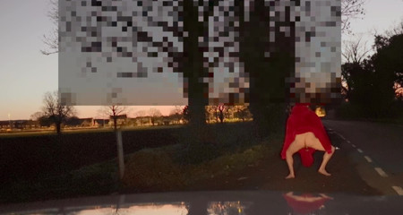 Naked with my bum in the air when the van passes